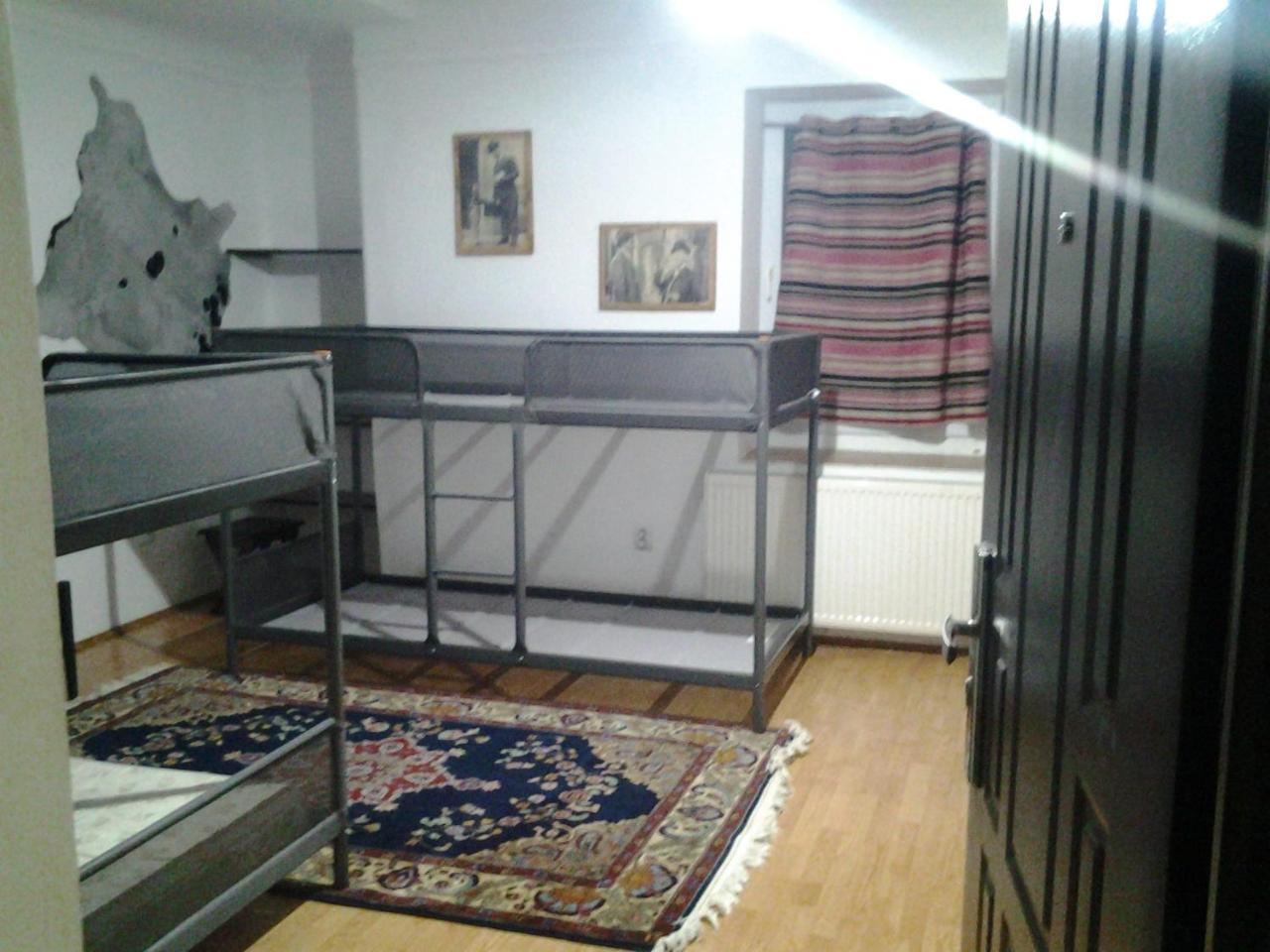 Leyla Hostel Брашов Экстерьер фото
